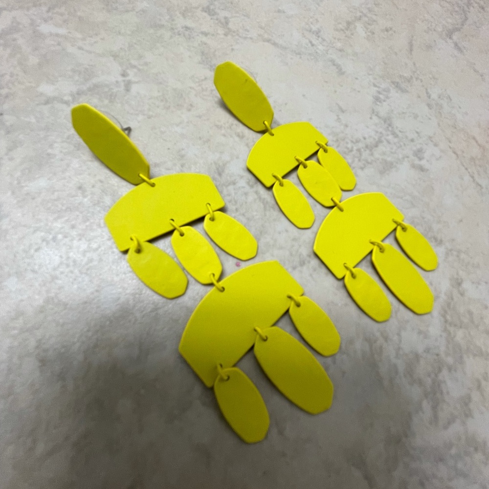 Yellow Kendra Scott dangle earrings. New w/o tags.